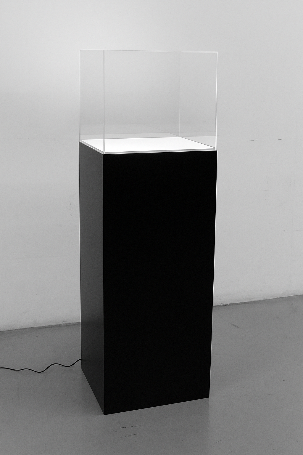 Totem da terra costituito da colonna laccata nera e teca in plexiglass: sistema di illuminazione led al piano